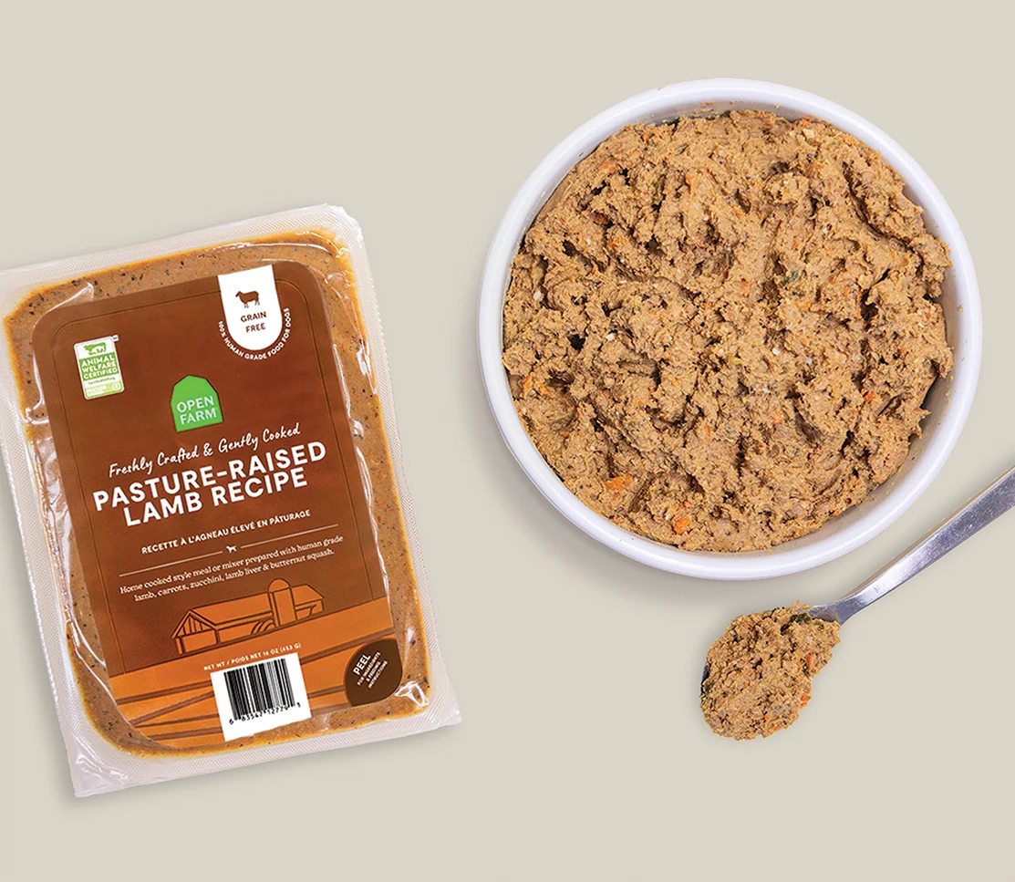 Frisk hundefoder med lam og lammellever fra fritgående lam